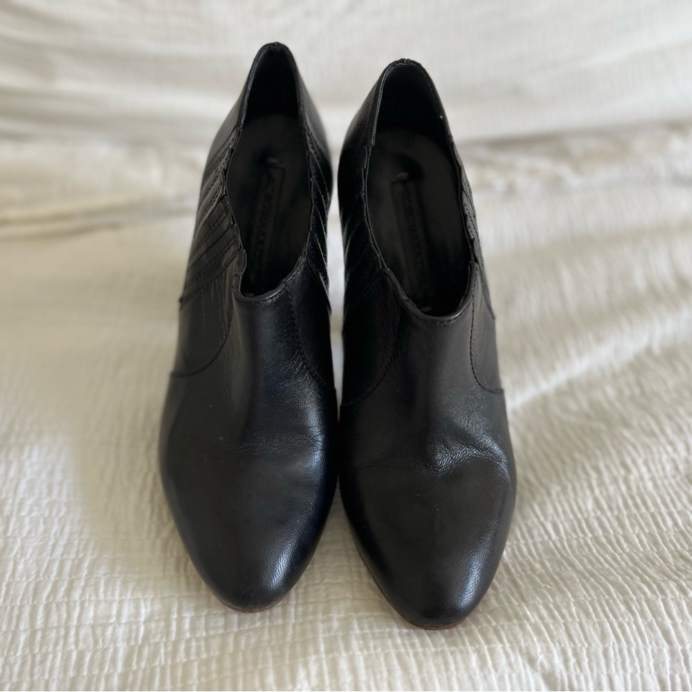 ♟️BCBGMAXAZRIA♟️Elegant Black Women's Ankle Bootie. Size 8